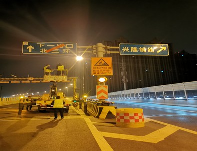 漯河郑州市北三环彩虹桥交通标志牌安装现场